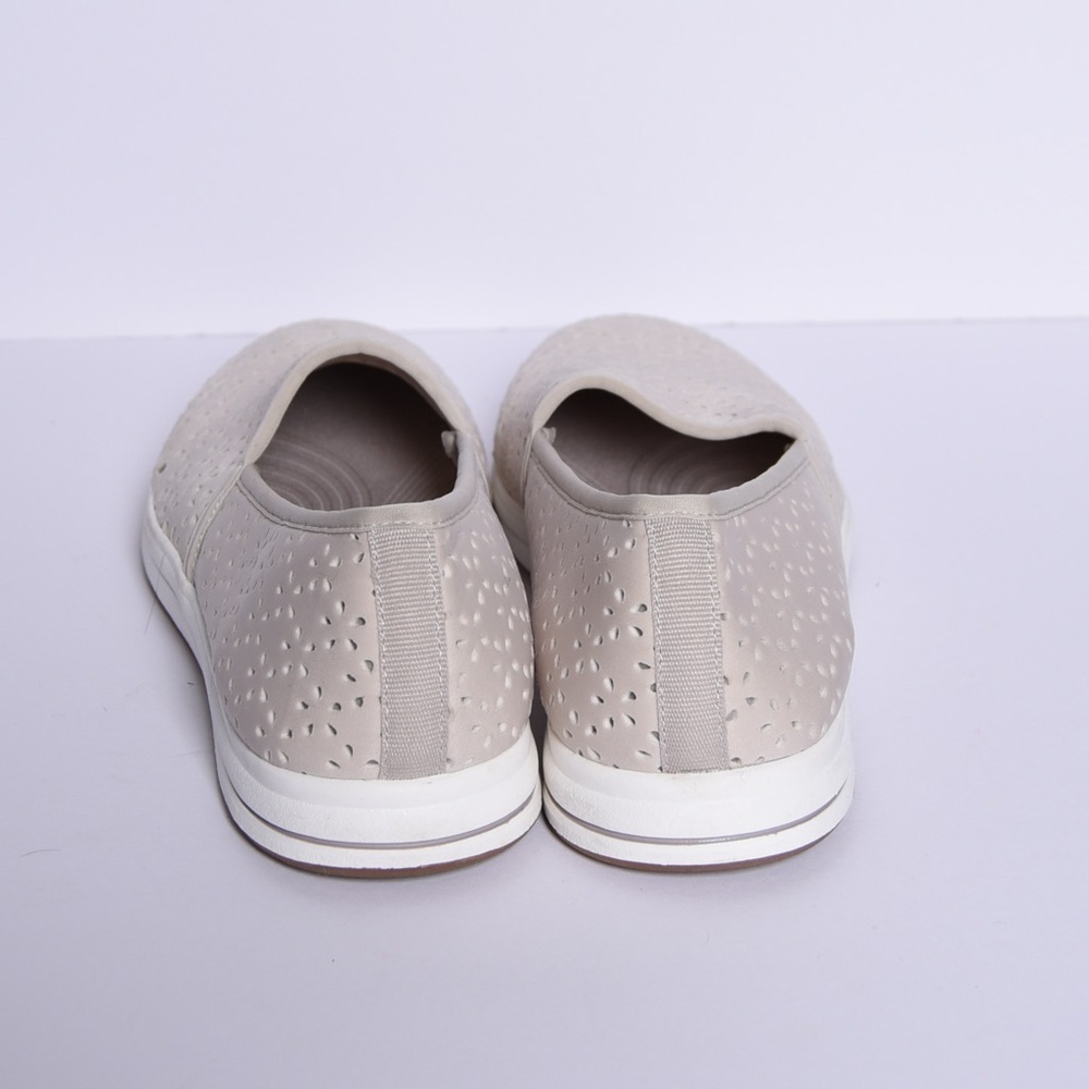 Clark's women's slip on shoes taupe size 8W with floral laser cut‎ detail - Picture 4 of 8